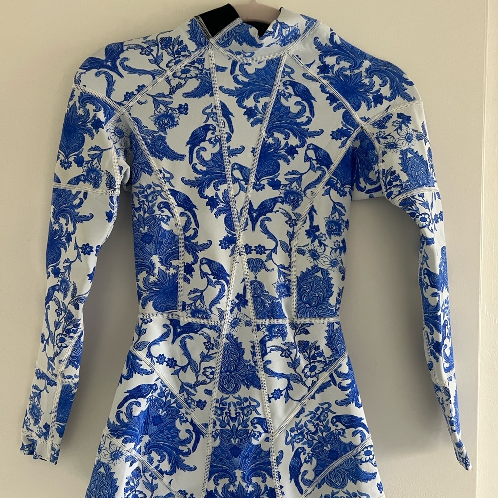 Cynthia Rowley Blue and White China Print Wetsuit - Picture 2 of 7